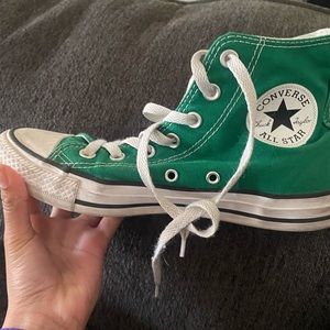 Green woman converse size 7 men’s 5